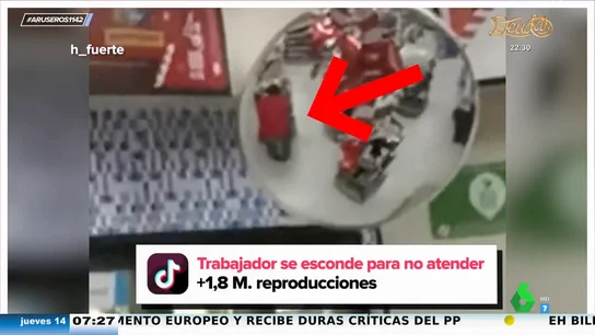 Cazan a un empleado de supermercado escondiéndose para no atender a los clientes: el vídeo del bochornoso momento Cazan a un empleado de supermercado escondiéndose para no atender a los clientes: el vídeo del bochornoso momento