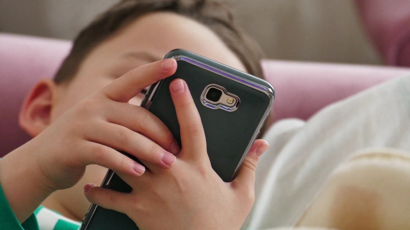 Un niño con un teléfono móvil