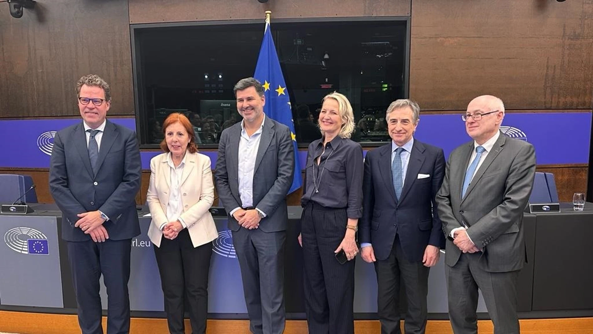 Negociadores del Consejo y el Parlamento Europeo para el acuerdo de reforma del mercado eléctrico