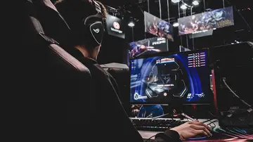 Un gamer jugando Un gamer jugando