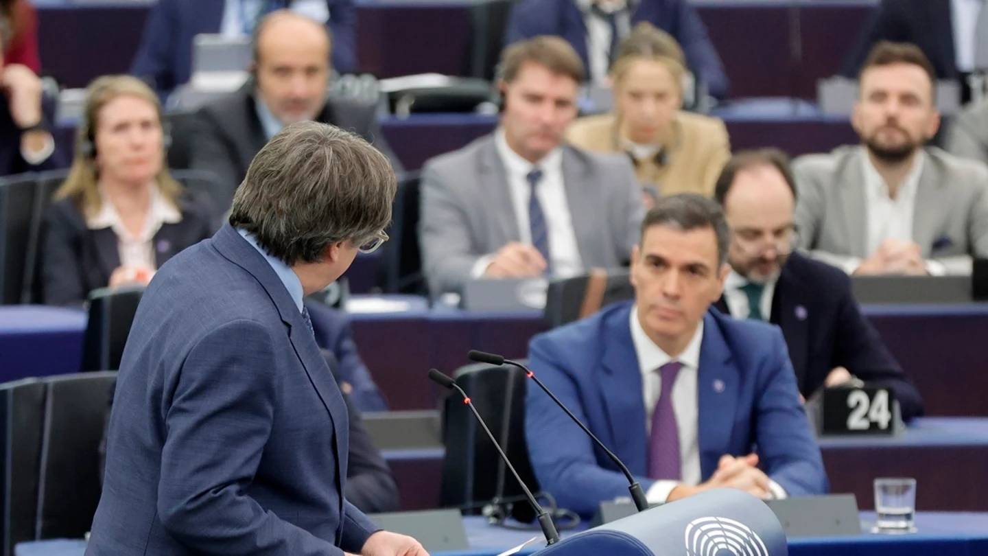 Carles Puigdemont mira a Pedro Sánchez durante su comparecencia en el Parlamento Europeo Carles Puigdemont mira a Pedro Sánchez durante su comparecencia en el Parlamento Europeo / EFE/EPA/RONALD WITTEK