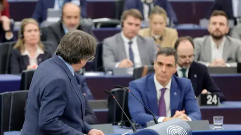 Carles Puigdemont mira a Pedro Sánchez durante su comparecencia en el Parlamento Europeo / EFE/EPA/RONALD WITTEK