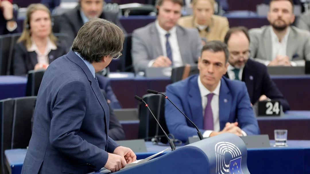 Carles Puigdemont mira a Pedro Sánchez durante su comparecencia en el Parlamento Europeo / EFE/EPA/RONALD WITTEK