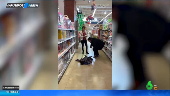 La original y efectiva táctica de estos padres para cortar de raíz la rabieta de su hijo en un supermercado La original y efectiva táctica de estos padres para cortar de raíz la rabieta de su hijo en un supermercado