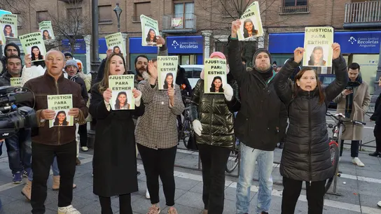 Un grupo de personas pide justicia para Esther López a la puerta del Juzgado Un grupo de personas pide justicia para Esther López a la puerta del Juzgado