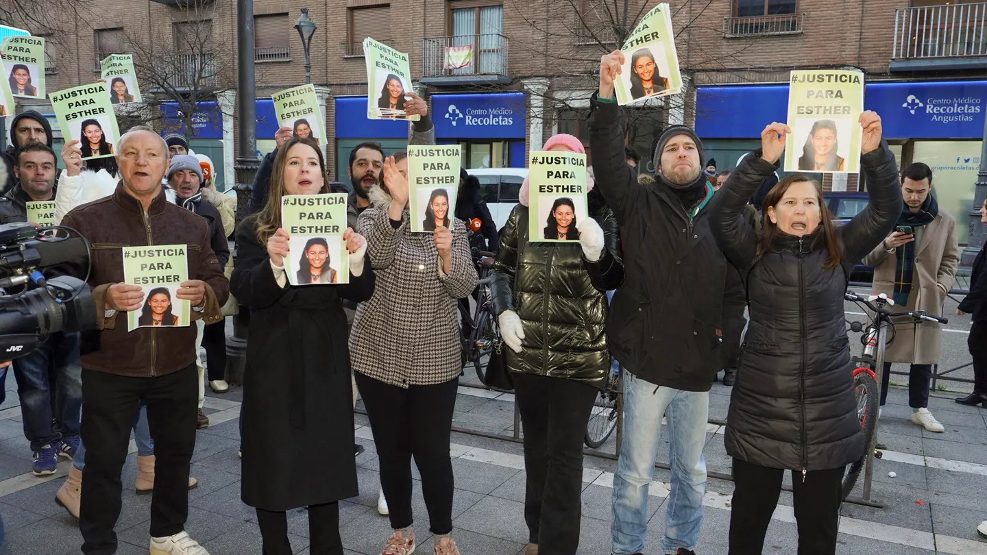 Un grupo de personas pide justicia para Esther López a la puerta del Juzgado Un grupo de personas pide justicia para Esther López a la puerta del Juzgado