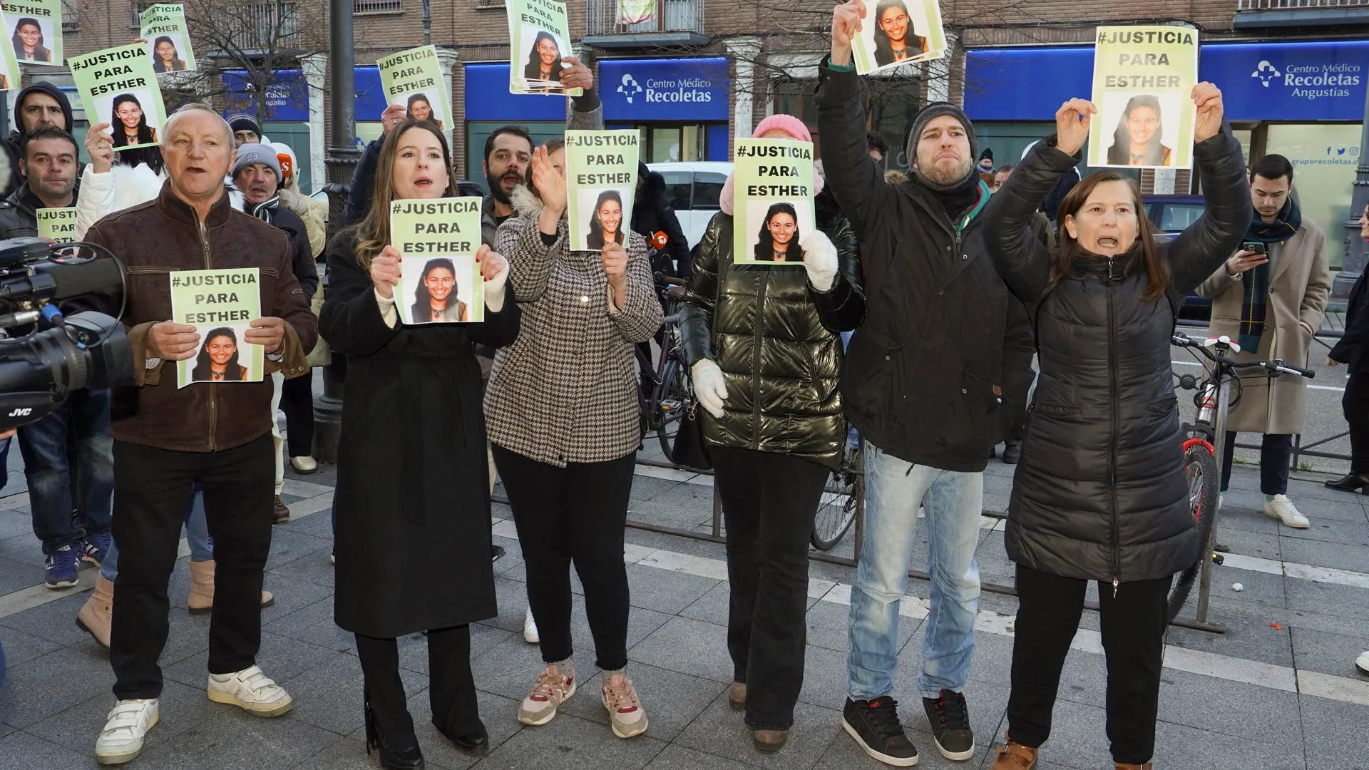 Un grupo de personas pide justicia para Esther López a la puerta del Juzgado