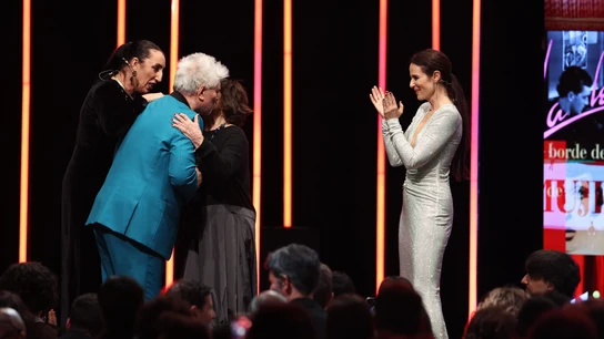 El director de cine Pedro Almodóvar (2i) saluda a la actriz Julieta Serrano (2d) durante la gala de la X edición de los Premios Feroz en el Auditorio de Zaragoza. El director de cine Pedro Almodóvar (2i) saluda a la actriz Julieta Serrano (2d) durante la gala de la X edición de los Premios Feroz en el Auditorio de Zaragoza.