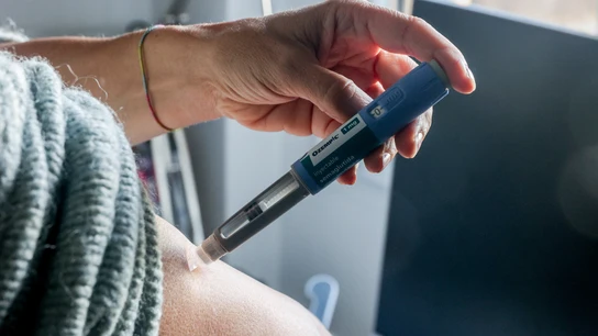 Una mujer inyectándose Ozempic, un fármaco usado para la diabetes tipo 2. Su molécula en distinta dosis sirve para la obesidad. Una mujer inyectándose Ozempic, un fármaco usado para la diabetes tipo 2. Su molécula en distinta dosis sirve para la obesidad.