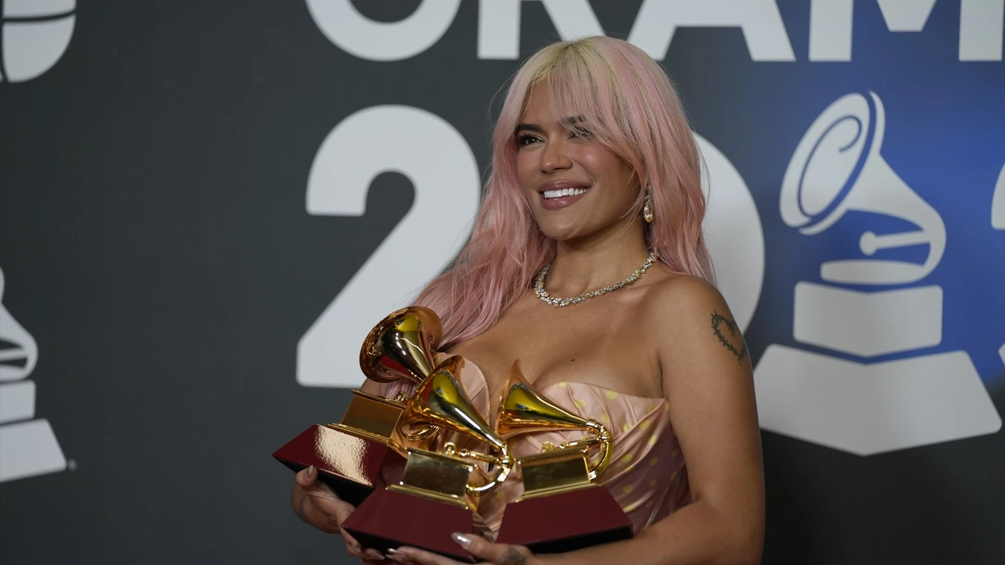 La cantante Karol G, posa con los 3 Grammy que le han sido otorgados durante la gala de entrega de los Latin Grammy 2023, La cantante Karol G, posa con los 3 Grammy que le han sido otorgados durante la gala de entrega de los Latin Grammy 2023,