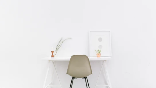 Escritorio minimalista en tonos blancos Escritorio minimalista en tonos blancos