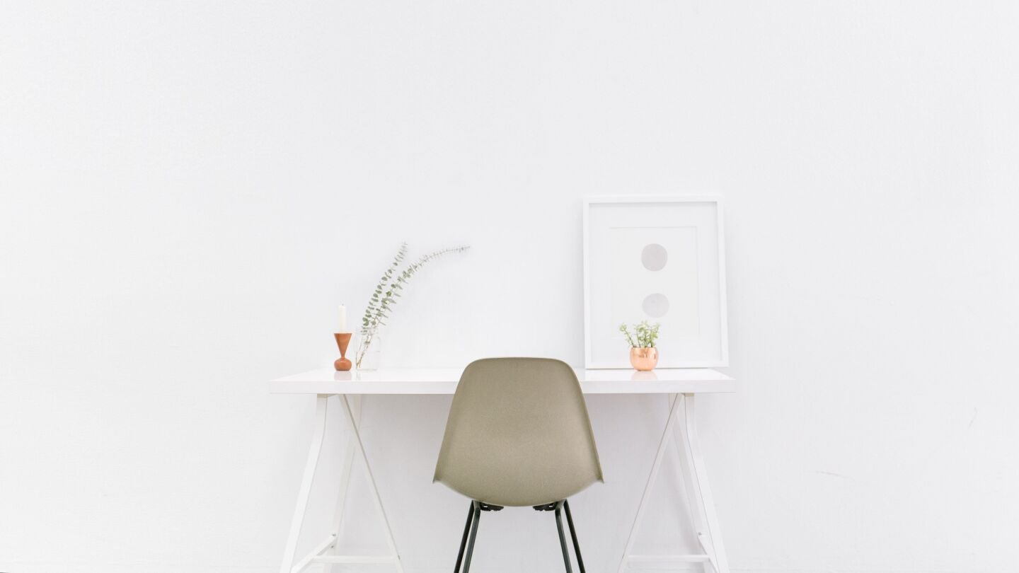 Escritorio minimalista en tonos blancos
