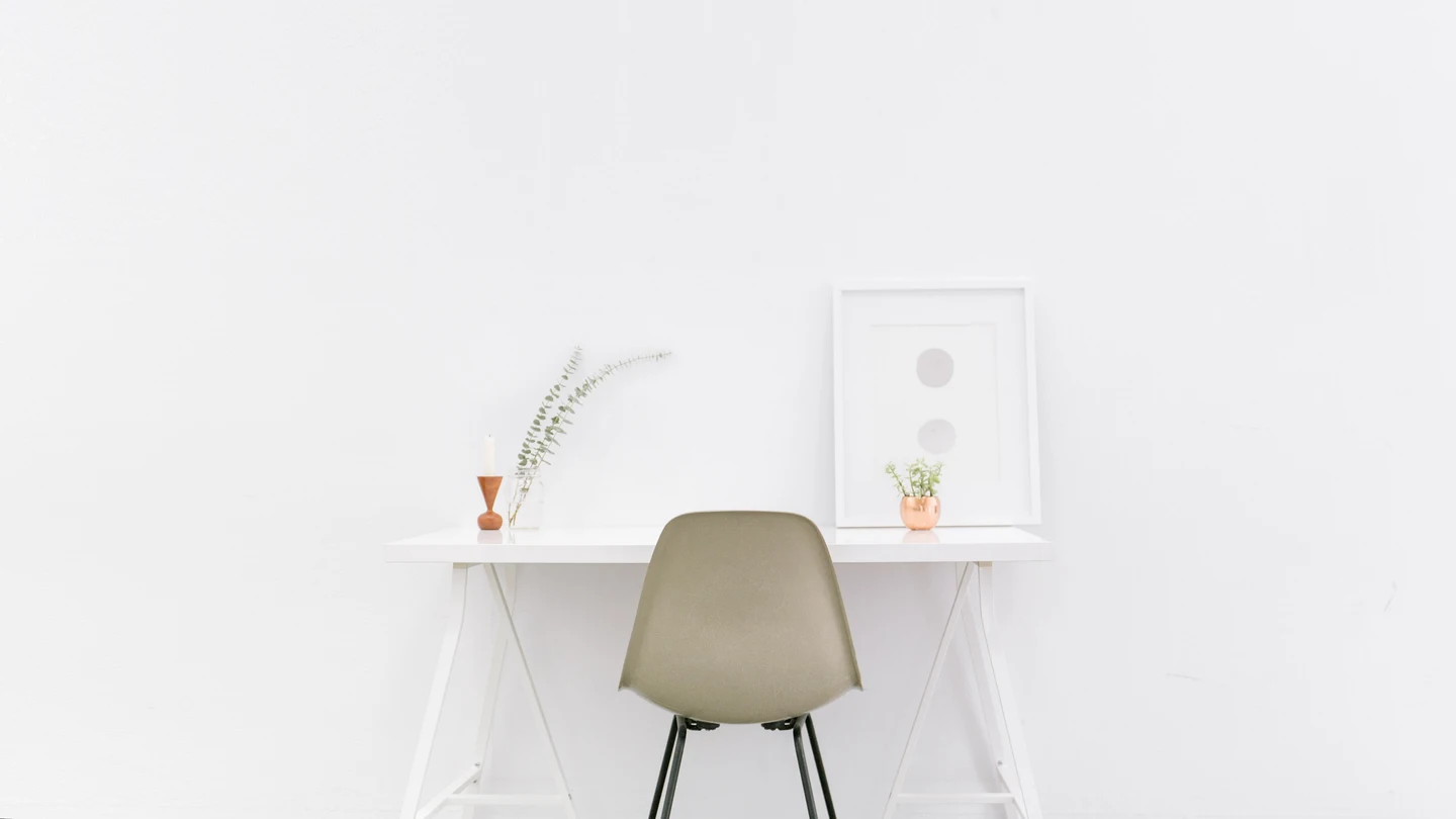 Escritorio minimalista en tonos blancos Escritorio minimalista en tonos blancos