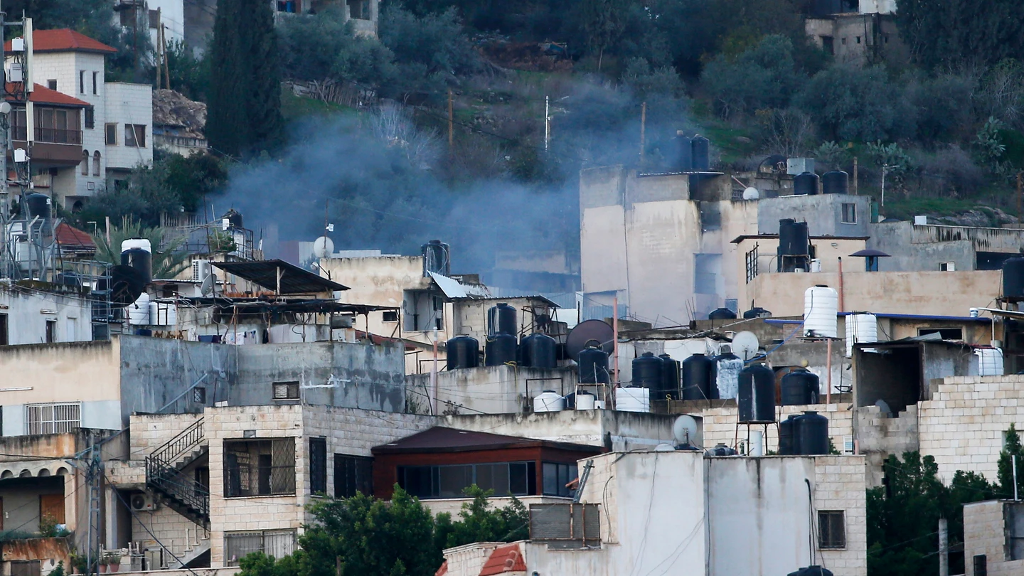 El humo sobre los edificios en Yenín durante una operación de las fuerzas israelíes El humo sobre los edificios en Yenín durante una operación de las fuerzas israelíes