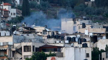El humo sobre los edificios en Yenín durante una operación de las fuerzas israelíes