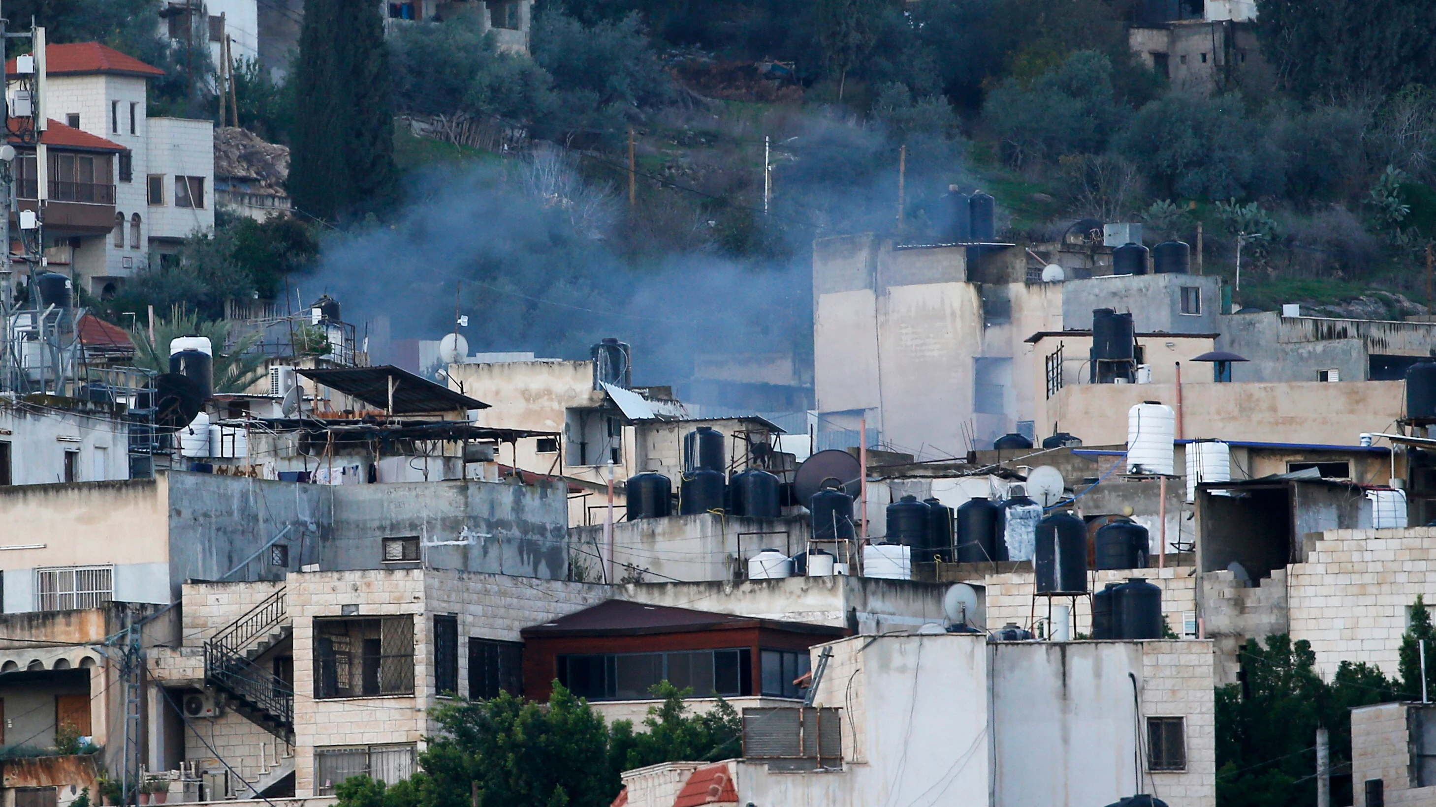 El humo sobre los edificios en Yenín durante una operación de las fuerzas israelíes