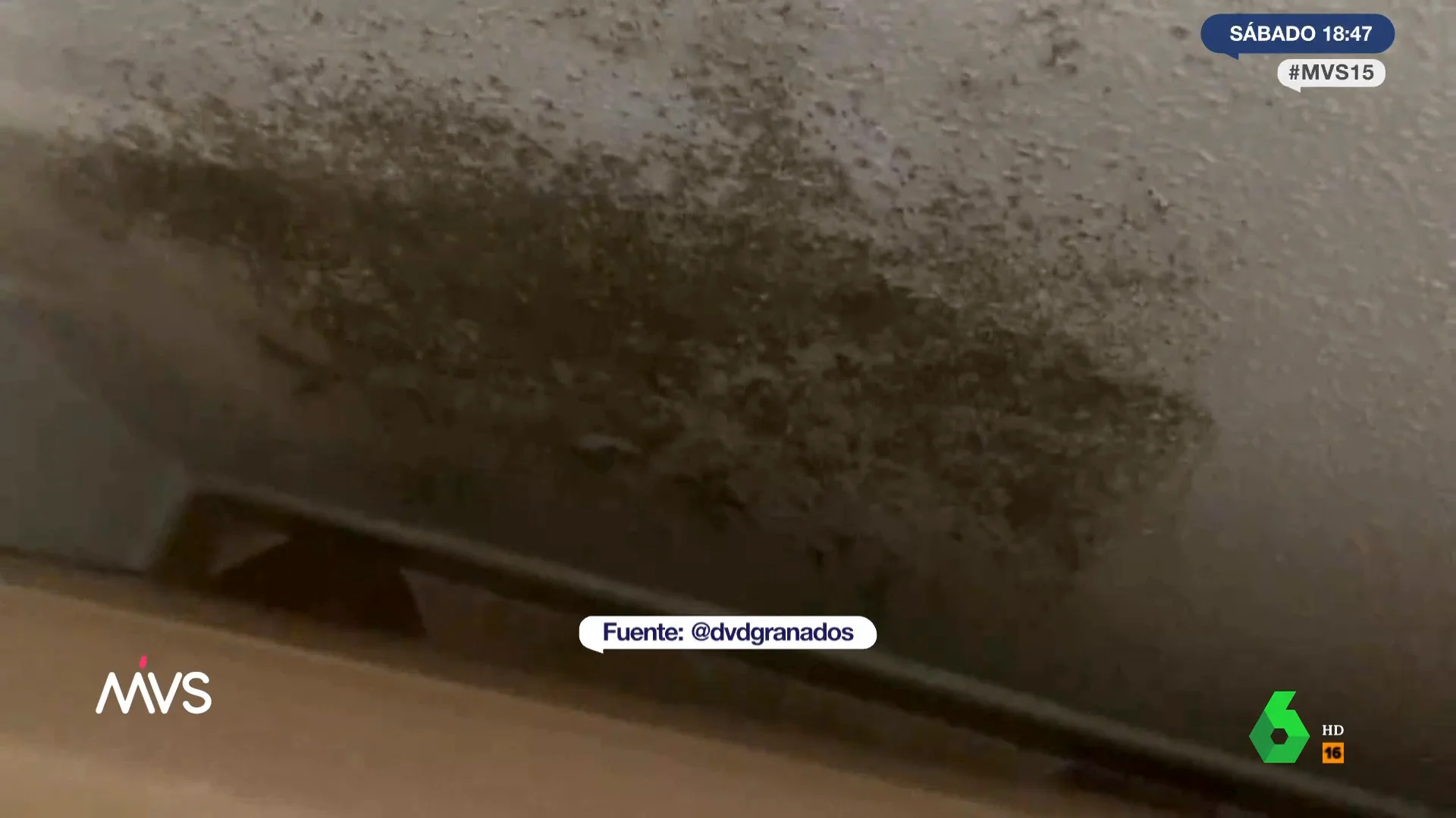Humedades, habitaciones sin paredes y una cama en el balcón: así es el "piso de los horrores" de Alcorcón anunciado en Airbnb