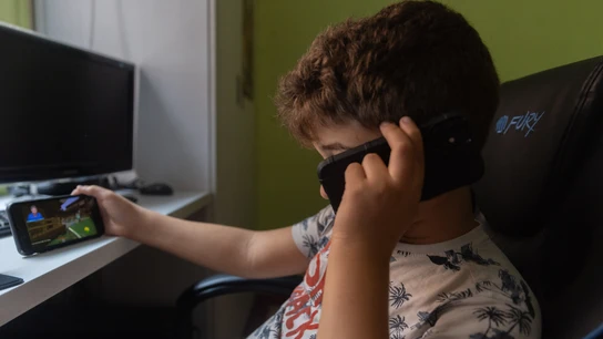 Un niño usa el teléfono móvil y una tablet, a 18 de octubre de 2023, en Madrid (España). Un niño usa el teléfono móvil y una tablet, a 18 de octubre de 2023, en Madrid (España).