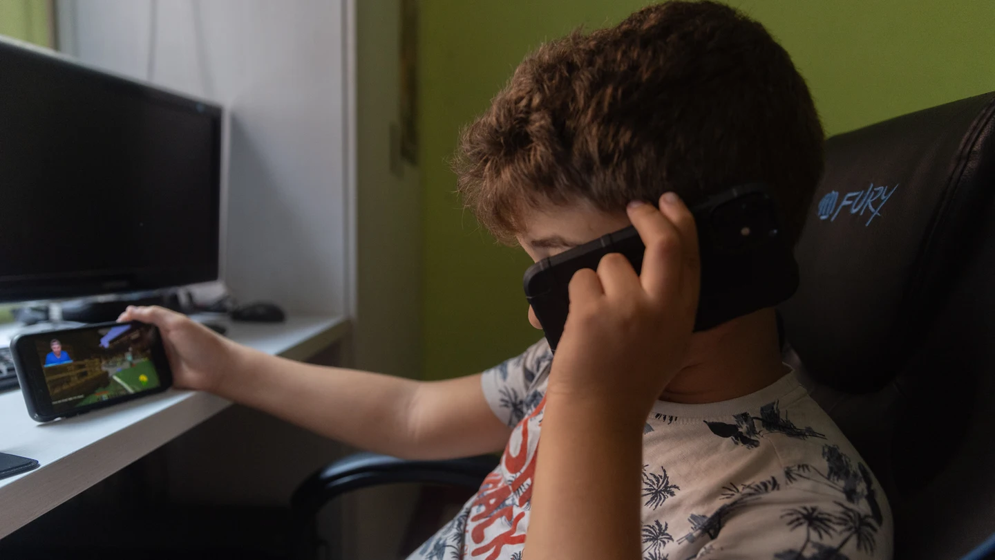 Un niño usa el teléfono móvil y una tablet, a 18 de octubre de 2023, en Madrid (España). Un niño usa el teléfono móvil y una tablet, a 18 de octubre de 2023, en Madrid (España).
