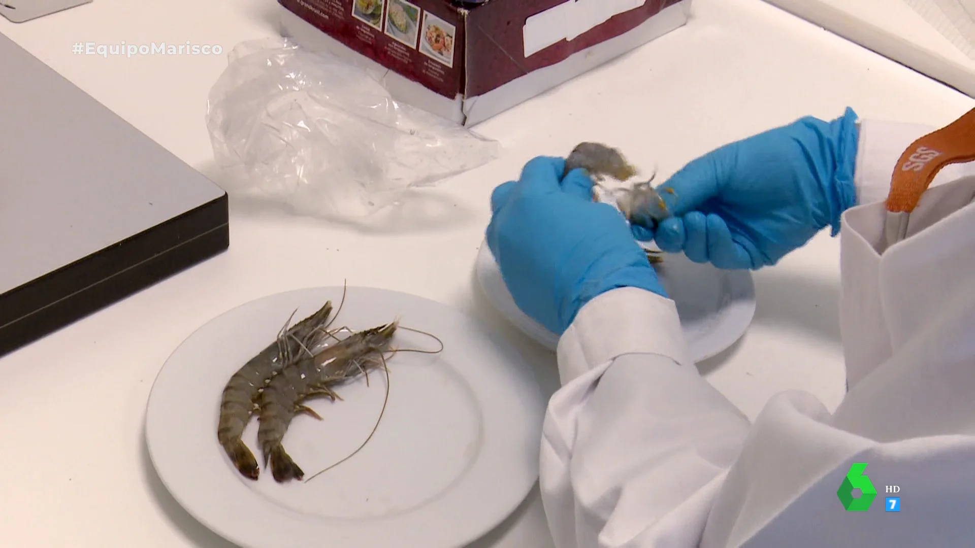 Chupar las cabezas de gambas y langostinos: una experta desvela si esta práctica es segura para la salud