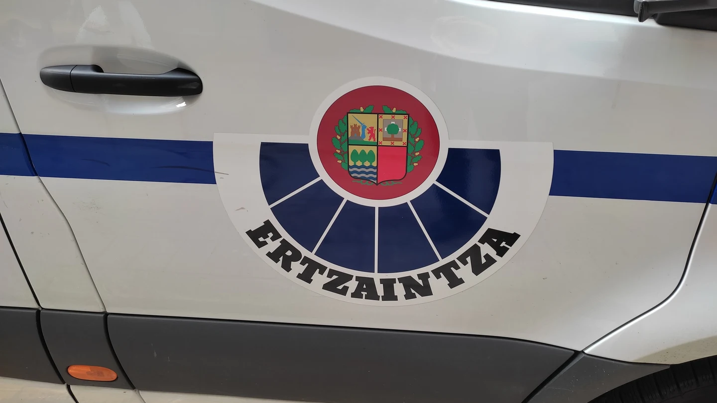 Vehículo de la Ertzaintza Vehículo de la Ertzaintza