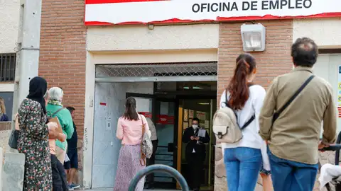 Varias personas hacen cola para acceder a una oficina de empleo en Madrid en una imagen de archivo. 