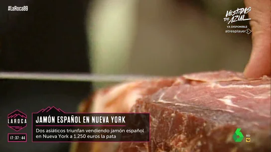 Un hombre cortando jamón Un hombre cortando jamón