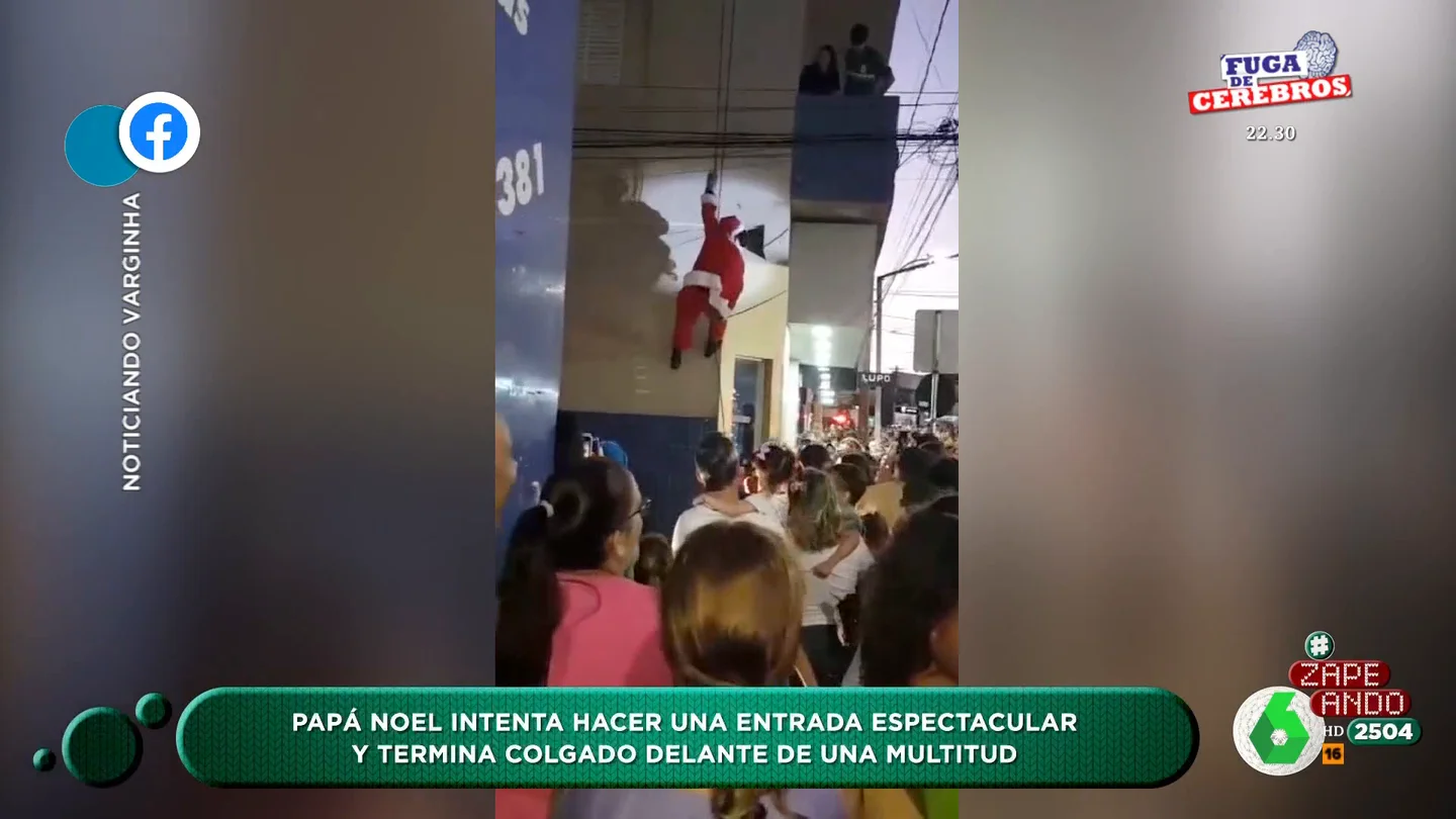 La entrada espectacular de Papá Noel que termina en desastre "Cuidado con las entradas espectaculares, gorderas, con querer impactar a los niños, porque luego les dejas un trauma para toda la vida", advierte Dani Mateo a Papá Noel de cara a estas navidades. Como muestra, el "ensayo grabado" de este vídeo.