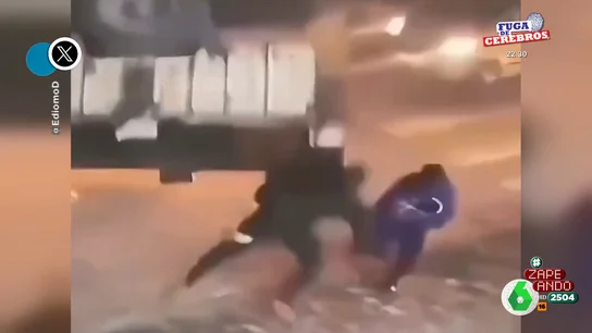 El impresionante rescate de una mujer a su pareja al volcarle un camión encima Espectacular escena la que comparte Valeria Ros en este vídeo de Zapeando. Dos personas caminan por la calle y un camión vuelca sobre ellos cuando la mujer reacciona con rapidez: "Quería comprobar si ella le quiere", explica Dani Mateo.