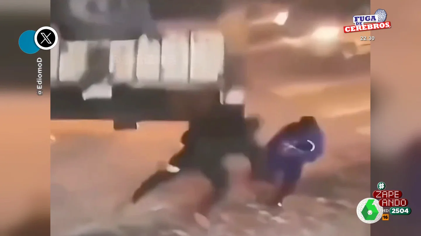 El impresionante rescate de una mujer a su pareja al volcarle un camión encima Espectacular escena la que comparte Valeria Ros en este vídeo de Zapeando. Dos personas caminan por la calle y un camión vuelca sobre ellos cuando la mujer reacciona con rapidez: "Quería comprobar si ella le quiere", explica Dani Mateo.