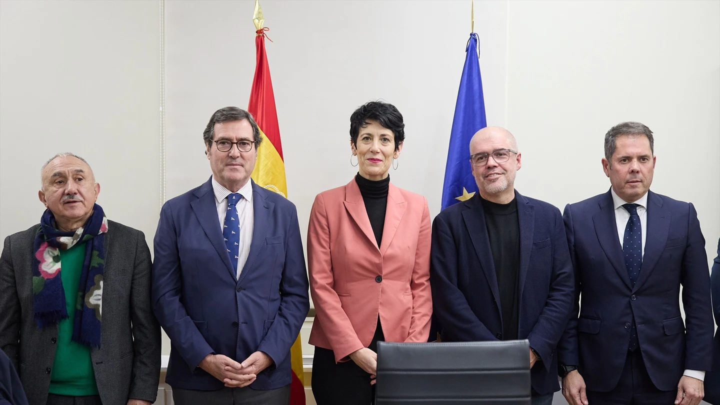 La ministra Elma Saiz junto Pepe Álvarez, Antonio Garamendi, Unai Sordo y Gerardo Cuerva, durante la reunión La ministra Elma Saiz junto Pepe Álvarez, Antonio Garamendi, Unai Sordo y Gerardo Cuerva, durante la reunión