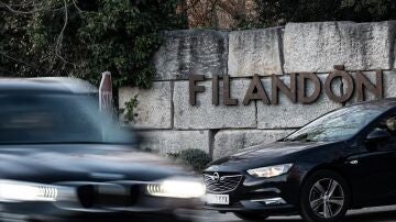 Un coche sale del restaurante Filandón donde dos encapuchados han atracado a mano armada, a 18 de diciembre de 2023, en Madrid (España).
