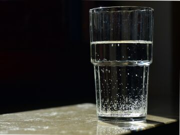 Vaso de agua con burbujas