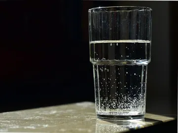 Vaso de agua con burbujas Vaso de agua con burbujas