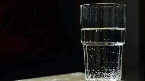 Vaso de agua con burbujas Vaso de agua con burbujas