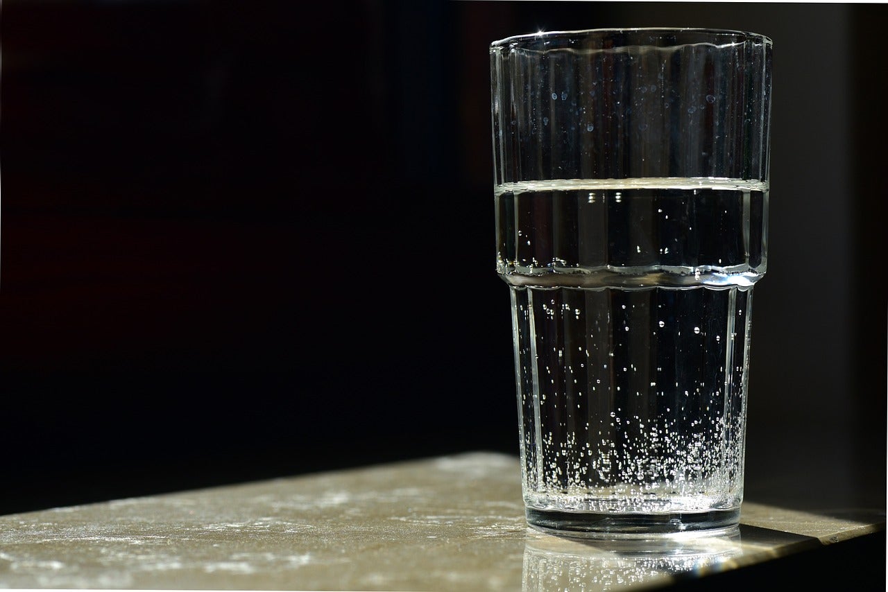 Por qué salen burbujas en un vaso de agua que lleva un rato en la mesa