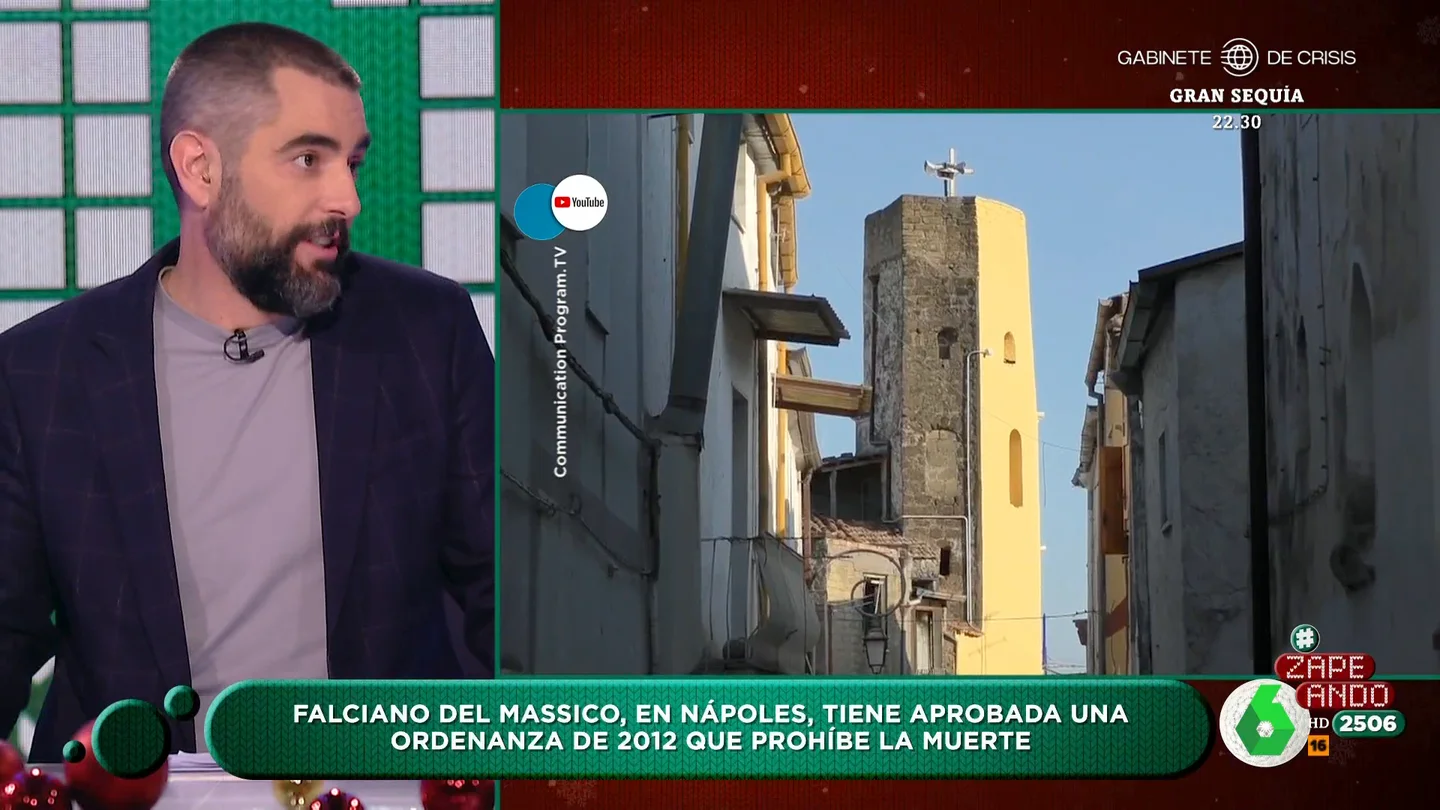 El 'consejo' de Dani Mateo a Falciano del Massico, la ciudad de Italia que prohíbe morirse "Pones capa de fiambre, musgo, capa de fiambre y luego bechamel", bromea Dani Mateo en este vídeo de Zapeando donde Miki Nadal explica el motivo por el que en esta ciudad cercana a Nápoles tiene una ordenanza que prohíbe la muerte.