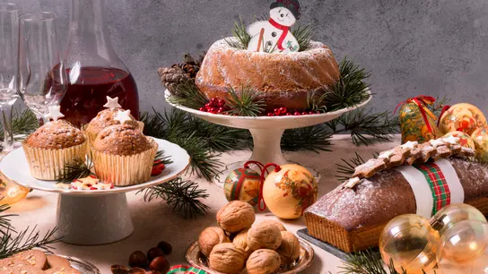 Una mesa de dulces navideños. Una mesa de dulces navideños.