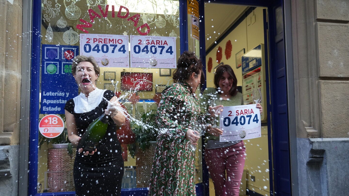 Empleadas de la administraci&oacute;n situada en la calle Ledesma celebran que han vendido parte del n&uacute;mero 04074 correspondiente al 'Segundo Premio&rsquo;' del Sorteo Extraordinario de la Loter&iacute;a de Navidad de 2022.
