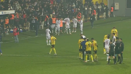 Un equipo turco abandona el campo por orden de su presidente Un equipo turco abandona el campo por orden de su presidente