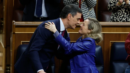 Sánchez se despide de Calviño en el Congreso Sánchez se despide de Calviño en el Congreso