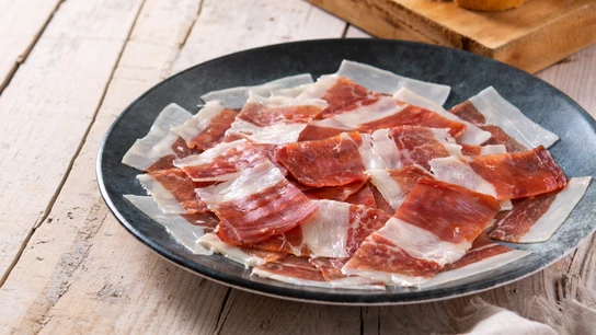 Un plato de jamón. Un plato de jamón ibérico.