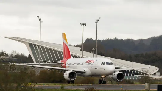 Imagen tomada de un avión de Iberia mientras se dirige a la pista de despegue en el Aeropuerto de Bilbao. Imagen tomada de un avión de Iberia mientras se dirige a la pista de despegue en el Aeropuerto de Bilbao.
