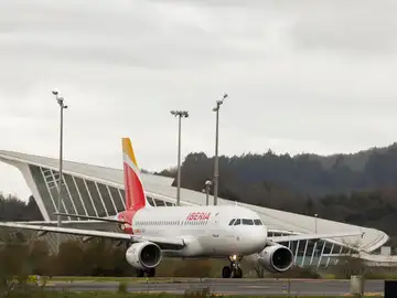 Imagen tomada de un avión de Iberia mientras se dirige a la pista de despegue en el Aeropuerto de Bilbao.