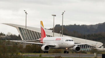 Imagen tomada de un avión de Iberia mientras se dirige a la pista de despegue en el Aeropuerto de Bilbao.