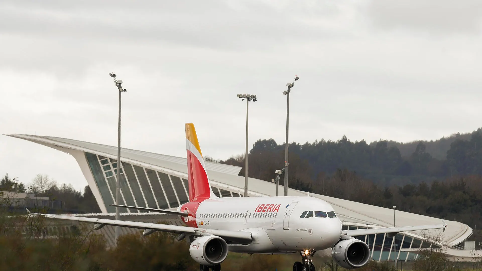 Imagen tomada de un avión de Iberia mientras se dirige a la pista de despegue en el Aeropuerto de Bilbao.