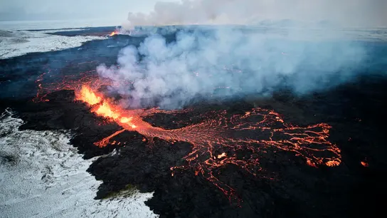 Fotografía aérea tomada con un drone muestra lava y humo saliendo de una fisura volcánica durante una erupción cerca de la ciudad de Grindavik, en la península de Reykjanes (Islandia). Fotografía aérea tomada con un drone muestra lava y humo saliendo de una fisura volcánica durante una erupción cerca de la ciudad de Grindavik, en la península de Reykjanes (Islandia).