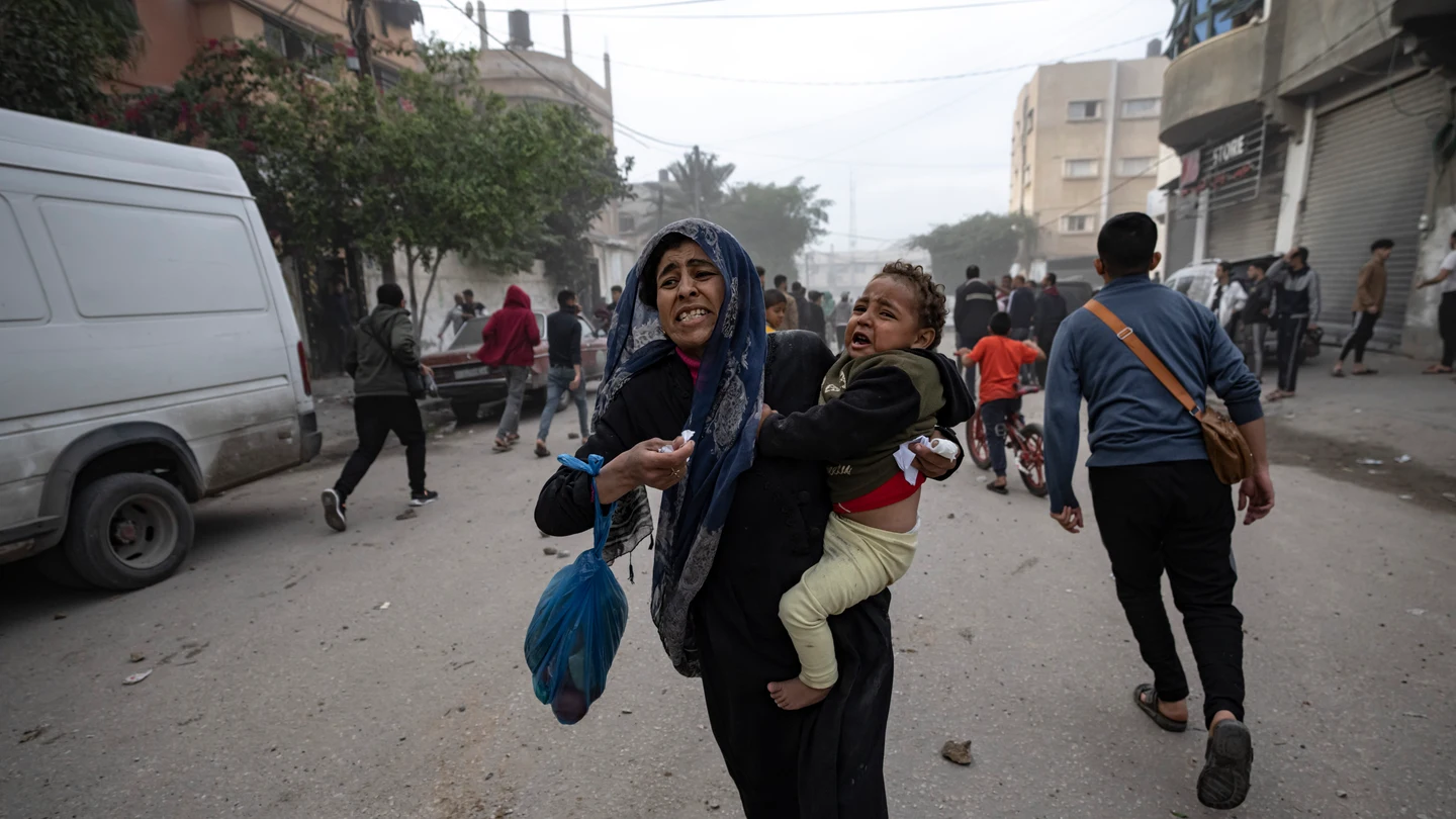 Palestinos evacuan de un sitio afectado por un bombardeo israelí en Rafah, en el sur de la Franja de Gaza, el miércoles 20 de diciembre de 2023. Palestinos evacuan de un sitio afectado por un bombardeo israelí en Rafah, en el sur de la Franja de Gaza, el miércoles 20 de diciembre de 2023.