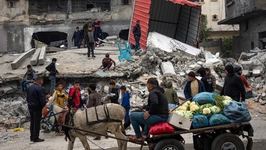 Palestinos inspeccionan una casa tras un bombardeo israelí en Rafah, en el sur de la Franja de Gaza, Palestinos inspeccionan una casa tras un bombardeo israelí en Rafah, en el sur de la Franja de Gaza,