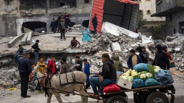 Palestinos inspeccionan una casa tras un bombardeo israelí en Rafah, en el sur de la Franja de Gaza, 